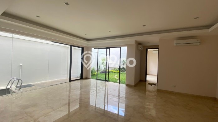 Dijual Rumah Luas Elegan Dengan View Eksklusif di Kemang, Jakarta Selatan Dijual Rumah Luas Elegan Dengan View Eksklusif di Kemang, Jakarta Selatan