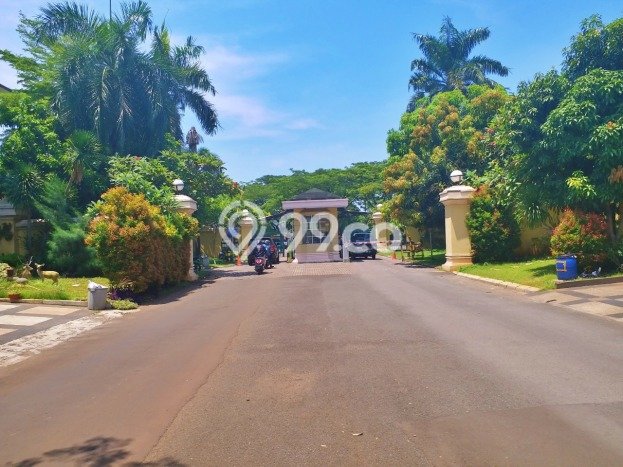Rumah Nyaman dengan 7 Kamar Tidur dan 7 Kamar Mandi di Area Alam Sutera, Tangerang Rumah Nyaman dengan 7 Kamar Tidur dan 7 Kamar Mandi di Area Alam Sutera, Tangerang
