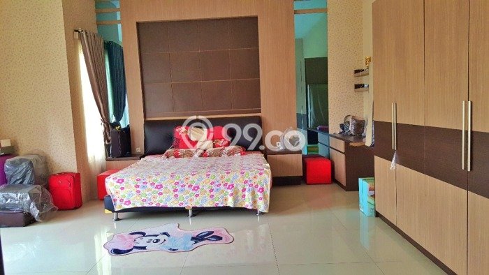 Rumah Nyaman dengan 7 Kamar Tidur dan 7 Kamar Mandi di Area Alam Sutera, Tangerang Rumah Nyaman dengan 7 Kamar Tidur dan 7 Kamar Mandi di Area Alam Sutera, Tangerang