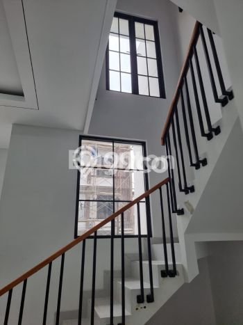 Rumah Luxury Modern Tanpa Renovasi di Taman Ratu Jakarta Barat Rumah Luxury Modern Tanpa Renovasi di Taman Ratu Jakarta Barat