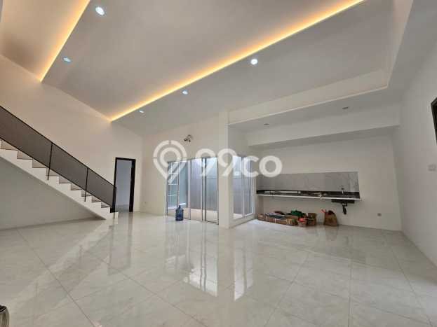 Rumah Elit Modern Tanpa Renovasi di Meruya Jakarta Barat Rumah Elit Modern Tanpa Renovasi di Meruya Jakarta Barat