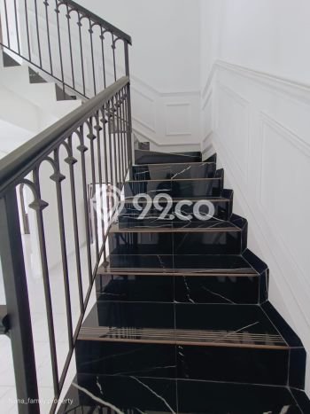 Ready to Use! Luxury House LT 210m2 Desain Modern di Joglo Ready to Use! Luxury House LT 210m2 Desain Modern di Joglo