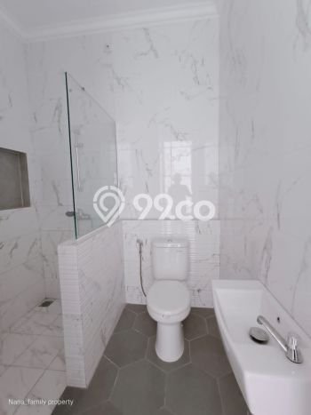 Ready to Use! Luxury House LT 210m2 Desain Modern di Joglo Ready to Use! Luxury House LT 210m2 Desain Modern di Joglo