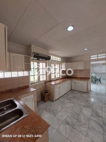 Ready to Use! Luxury House LT 1816m2 Desain Elegan di Menteng Dalam Ready to Use! Luxury House LT 1816m2 Desain Elegan di Menteng Dalam
