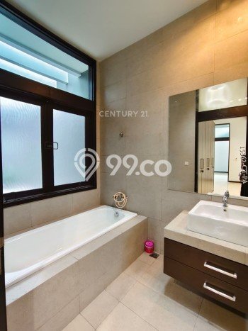 Rumah Kondisi Baik Disewakan di Pondok Indah, Jakarta Selatan LT 633m2, LB 650m2 Rumah Kondisi Baik Disewakan di Pondok Indah, Jakarta Selatan LT 633m2, LB 650m2