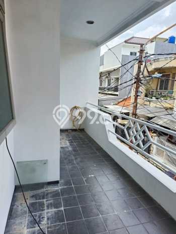 Disewakan! Rumah 3 Kamar Tidur &
2 Kamar Mandi di Duri Kepa, Jakarta Barat Disewakan! Rumah 3 Kamar Tidur &
2 Kamar Mandi di Duri Kepa, Jakarta Barat