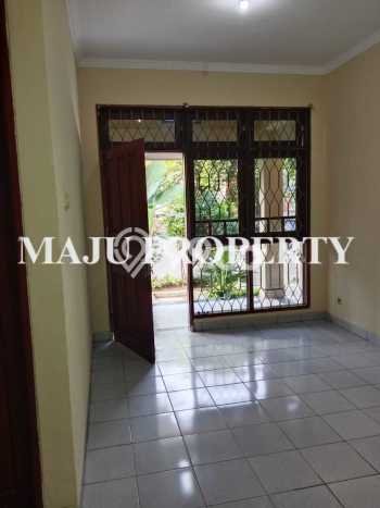 Rumah di Raffles Hills, 2 KM, Lingkungan Berkembang Rumah di Raffles Hills, 2 KM, Lingkungan Berkembang