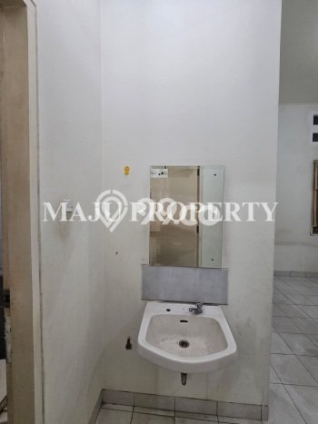LOKASI STRATEGIS! Rumah kawasan , Dekat Stasiun, 2 KT, Luas 105m2m² Bangunan 60m2m² LOKASI STRATEGIS! Rumah kawasan , Dekat Stasiun, 2 KT, Luas 105m2m² Bangunan 60m2m²