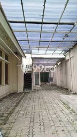 Sewa Rumah Strategis LT 1000m2 / LB 700m2 di Riau, Bandung Sewa Rumah Strategis LT 1000m2 / LB 700m2 di Riau, Bandung