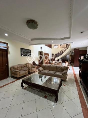 Rumah Elit LB 600m2 Siap Pakai Desain Elegan di Gunung Batu, Bandung Rumah Elit LB 600m2 Siap Pakai Desain Elegan di Gunung Batu, Bandung
