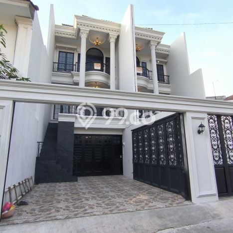 Rumah Elit Modern Tanpa Renovasi di Jati Padang Jakarta Selatan Rumah Elit Modern Tanpa Renovasi di Jati Padang Jakarta Selatan