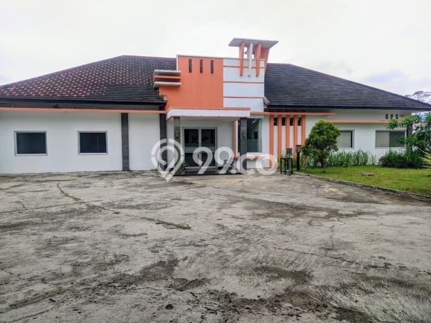 Area Ramai! Gudang Dijual di Sumedang Utara untuk Bisnis Luas Bangunan 4000m2 Area Ramai! Gudang Dijual di Sumedang Utara untuk Bisnis Luas Bangunan 4000m2