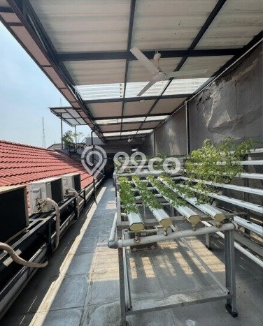 Ready to Use! Premium House LT 240m2 Desain Elegan di Jelambar Ready to Use! Premium House LT 240m2 Desain Elegan di Jelambar