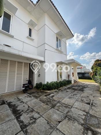 Sewa Rumah Nyaman LT 875m2 / LB 500m2 di Kemang, Jakarta Selatan Sewa Rumah Nyaman LT 875m2 / LB 500m2 di Kemang, Jakarta Selatan
