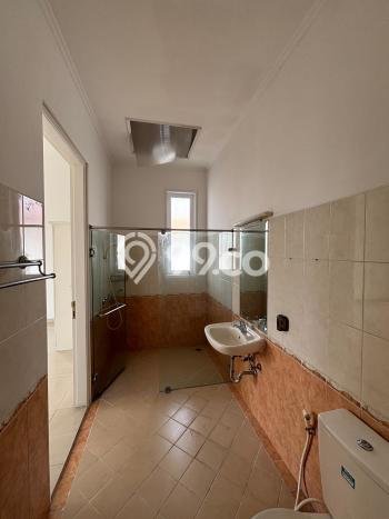Sewa Rumah Nyaman LT 875m2 / LB 500m2 di Kemang, Jakarta Selatan Sewa Rumah Nyaman LT 875m2 / LB 500m2 di Kemang, Jakarta Selatan