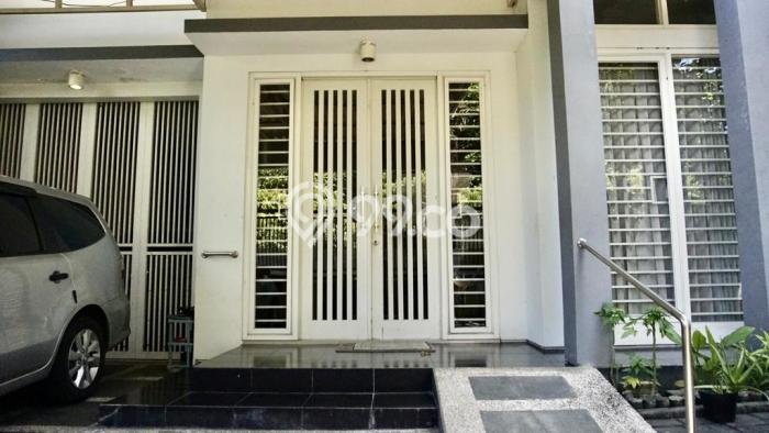 Rumah Mewah LB 350m2 Siap Pakai Desain Elegan di Manyar, Surabaya Rumah Mewah LB 350m2 Siap Pakai Desain Elegan di Manyar, Surabaya