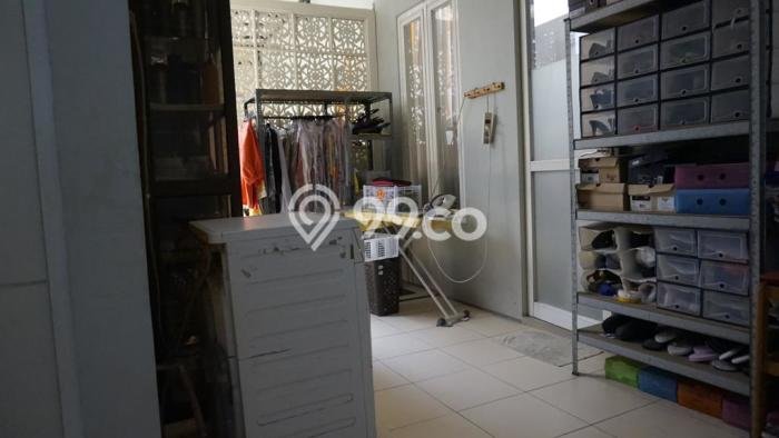 Rumah Mewah LB 350m2 Siap Pakai Desain Elegan di Manyar, Surabaya Rumah Mewah LB 350m2 Siap Pakai Desain Elegan di Manyar, Surabaya