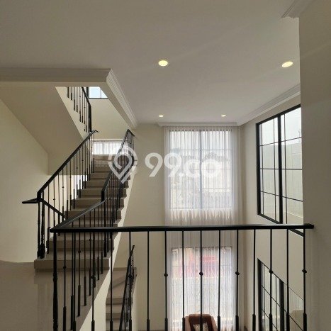 Jual Rumah Mewah Elegan Dengan View Eksklusif di Summarecon Serpong, Tangerang Jual Rumah Mewah Elegan Dengan View Eksklusif di Summarecon Serpong, Tangerang