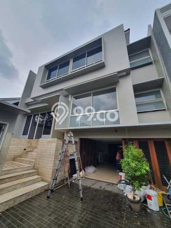 Hunian Modern dengan LT 350m2 & LB 600m2 Disewakan di Pondok Indah Hunian Modern dengan LT 350m2 & LB 600m2 Disewakan di Pondok Indah
