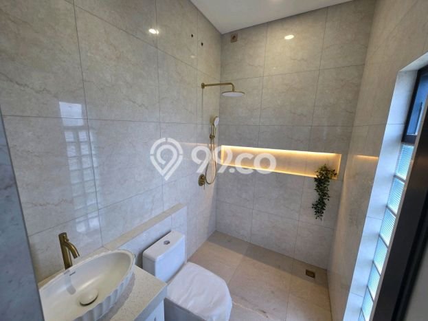 Rumah Elit LB 180m2 Siap Huni Desain Elegan di BSD Nusaloka, Tangerang Rumah Elit LB 180m2 Siap Huni Desain Elegan di BSD Nusaloka, Tangerang