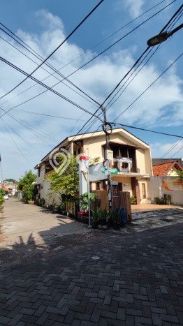 Siap Huni Rumah Mewah 10 Kamar di Gayungan Dekat ke Mana Pun Siap Huni Rumah Mewah 10 Kamar di Gayungan Dekat ke Mana Pun
