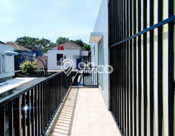 Rumah Mewah LB 200m2 Siap Pakai Desain Elegan di Harjamukti, Depok Rumah Mewah LB 200m2 Siap Pakai Desain Elegan di Harjamukti, Depok