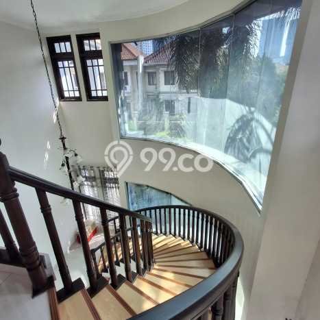 Rumah Luxury Modern Tanpa Renovasi di Pakuwon Indah Surabaya Rumah Luxury Modern Tanpa Renovasi di Pakuwon Indah Surabaya