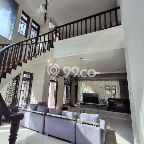 Rumah Luxury Modern Tanpa Renovasi di Pakuwon Indah Surabaya Rumah Luxury Modern Tanpa Renovasi di Pakuwon Indah Surabaya