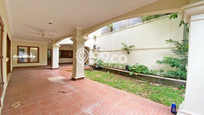 Ready to Use! Luxury House LT 650m2 Desain Modern di Kemang Ready to Use! Luxury House LT 650m2 Desain Modern di Kemang