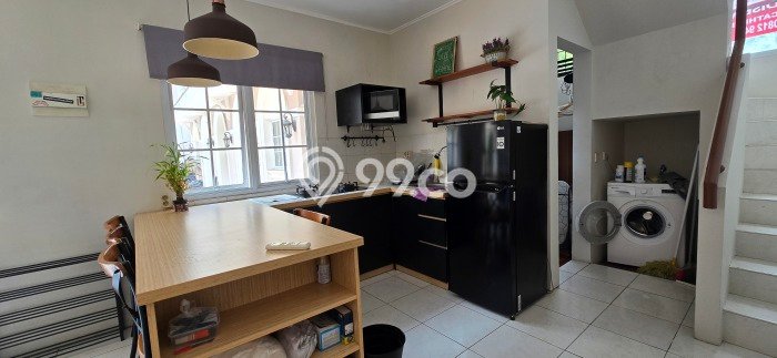 Kost Dijual Lokasi BSD, Tangerang Selatan, 4 KT, 4 KM, 90m2 Kost Dijual Lokasi BSD, Tangerang Selatan, 4 KT, 4 KM, 90m2