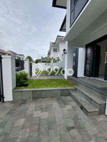 Rumah Bagus di BSD, Tangerang, Luas 240m² Bangunan 306m² HARGA MENARIK! Rumah Bagus di BSD, Tangerang, Luas 240m² Bangunan 306m² HARGA MENARIK!