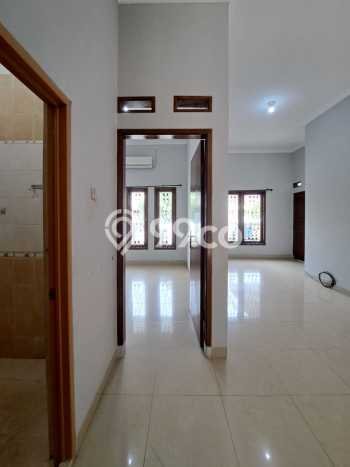 Rumah Lingkungan Asri kawasan Bintaro, Tangerang Selatan, Luas 180m² LB 160m² Rumah Lingkungan Asri kawasan Bintaro, Tangerang Selatan, Luas 180m² LB 160m²