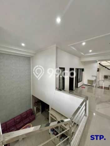 Rumah Terawat LT 161m2m² / LB 250m2m² di Lokasi Strategis Rungkut, Surabaya Rumah Terawat LT 161m2m² / LB 250m2m² di Lokasi Strategis Rungkut, Surabaya