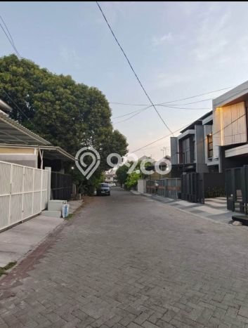 Dijual Rumah Premium dengan Fasilitas Sekitar Lengkap di Sukolilo, Surabaya Dijual Rumah Premium dengan Fasilitas Sekitar Lengkap di Sukolilo, Surabaya