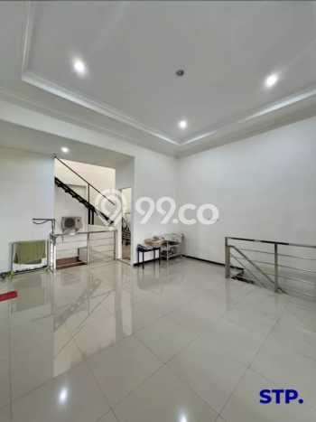Rumah Terawat LT 161m2m² / LB 250m2m² di Lokasi Strategis Rungkut, Surabaya Rumah Terawat LT 161m2m² / LB 250m2m² di Lokasi Strategis Rungkut, Surabaya