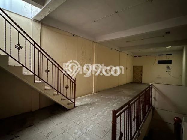 Ruko untuk disewa di Jebres punya LT 77m2 & LB 231m2 harga sewa kompetitif Ruko untuk disewa di Jebres punya LT 77m2 & LB 231m2 harga sewa kompetitif