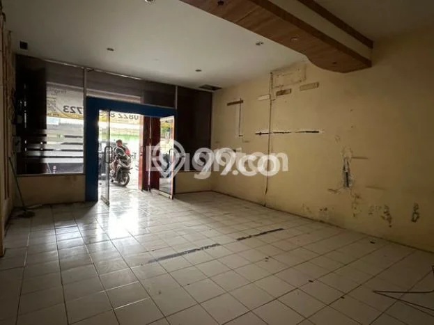 Ruko untuk disewa di Jebres punya LT 77m2 & LB 231m2 harga sewa kompetitif Ruko untuk disewa di Jebres punya LT 77m2 & LB 231m2 harga sewa kompetitif