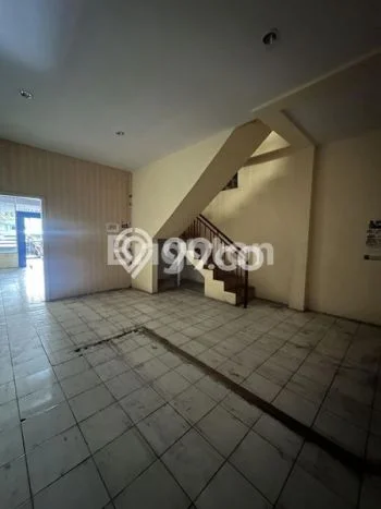 Ruko untuk disewa di Jebres punya LT 77m2 & LB 231m2 harga sewa kompetitif Ruko untuk disewa di Jebres punya LT 77m2 & LB 231m2 harga sewa kompetitif