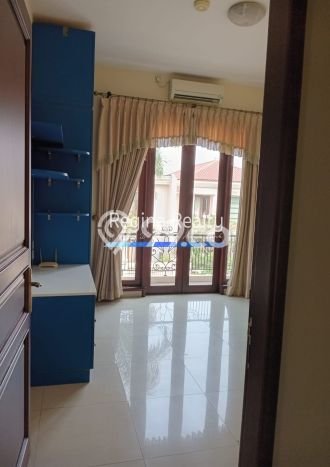 Disewakan! Rumah 5 Kamar Tidur &
4 Kamar Mandi di Pondok Indah, Jakarta Selatan Disewakan! Rumah 5 Kamar Tidur &
4 Kamar Mandi di Pondok Indah, Jakarta Selatan
