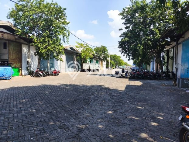 Gudang Disewa di Surabaya dengan LB 420m2 Area Komersial Ramai Gudang Disewa di Surabaya dengan LB 420m2 Area Komersial Ramai