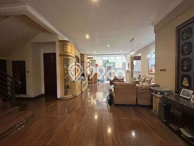 Rumah Elit Modern Tanpa Renovasi di Puri Indah Jakarta Barat Rumah Elit Modern Tanpa Renovasi di Puri Indah Jakarta Barat