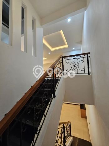 Rumah Luxury Modern Tanpa Renovasi di Pondok Indah Jakarta Selatan Rumah Luxury Modern Tanpa Renovasi di Pondok Indah Jakarta Selatan