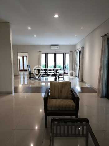 Sewa Rumah Nyaman LT 450m2 / LB 400m2 di Kuningan, Jakarta Selatan Sewa Rumah Nyaman LT 450m2 / LB 400m2 di Kuningan, Jakarta Selatan