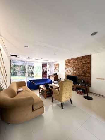 Ready to Use! Premium House LT 250m2 Desain Elegan di Lebak Bulus Ready to Use! Premium House LT 250m2 Desain Elegan di Lebak Bulus