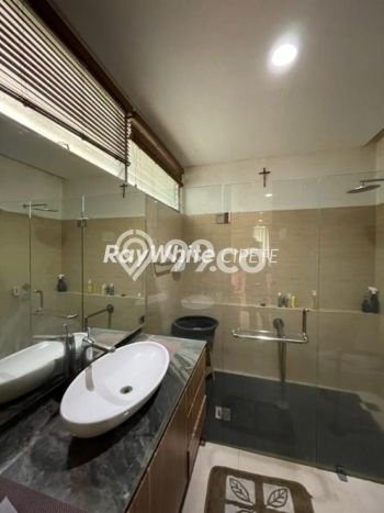 Rumah Elit Modern Tanpa Renovasi di Pondok Indah Jakarta Selatan Rumah Elit Modern Tanpa Renovasi di Pondok Indah Jakarta Selatan