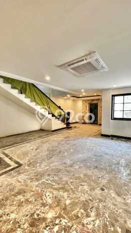 Rumah Elit Modern Tanpa Renovasi di Pondok Indah Jakarta Selatan Rumah Elit Modern Tanpa Renovasi di Pondok Indah Jakarta Selatan