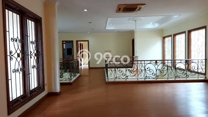 Hunian Mewah LB 800m2 Siap Pakai Desain Elegan di Raffles Hills, Jakarta Timur Hunian Mewah LB 800m2 Siap Pakai Desain Elegan di Raffles Hills, Jakarta Timur