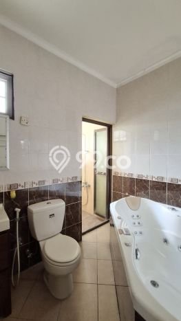 Rumah Elit Modern Tanpa Renovasi di Kota Wisata Jakarta Timur Rumah Elit Modern Tanpa Renovasi di Kota Wisata Jakarta Timur