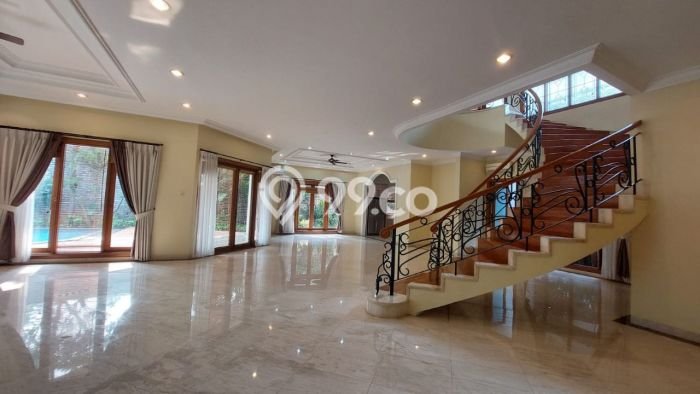 Sewa Rumah Nyaman LT 680m2 / LB 700m2 di Pondok Indah, Jakarta Selatan Sewa Rumah Nyaman LT 680m2 / LB 700m2 di Pondok Indah, Jakarta Selatan