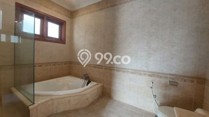 Sewa Rumah Nyaman LT 680m2 / LB 700m2 di Pondok Indah, Jakarta Selatan Sewa Rumah Nyaman LT 680m2 / LB 700m2 di Pondok Indah, Jakarta Selatan